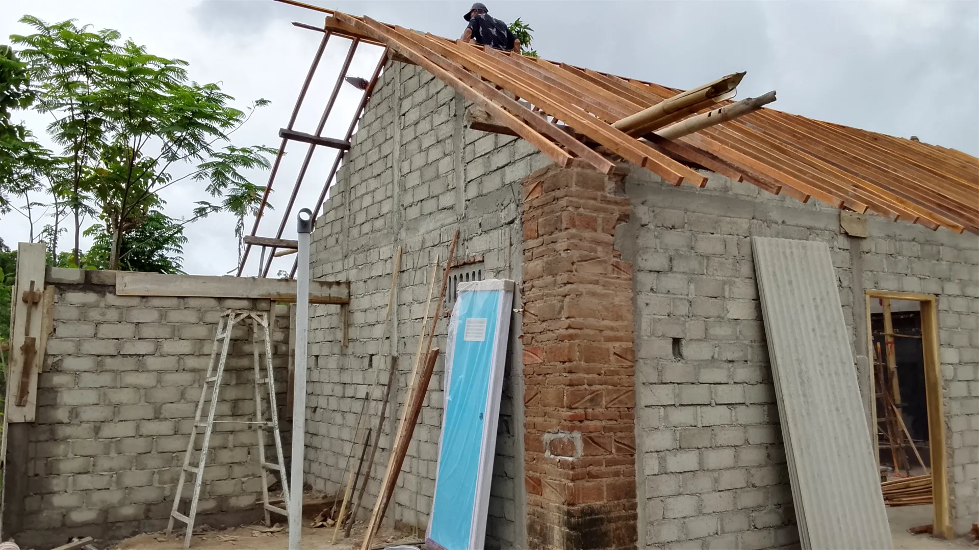 Rehabilitasi Rumah Ibu Wiji di Tulungagung Terus Dikebut, Pemasangan Atap Segera Dilakukan