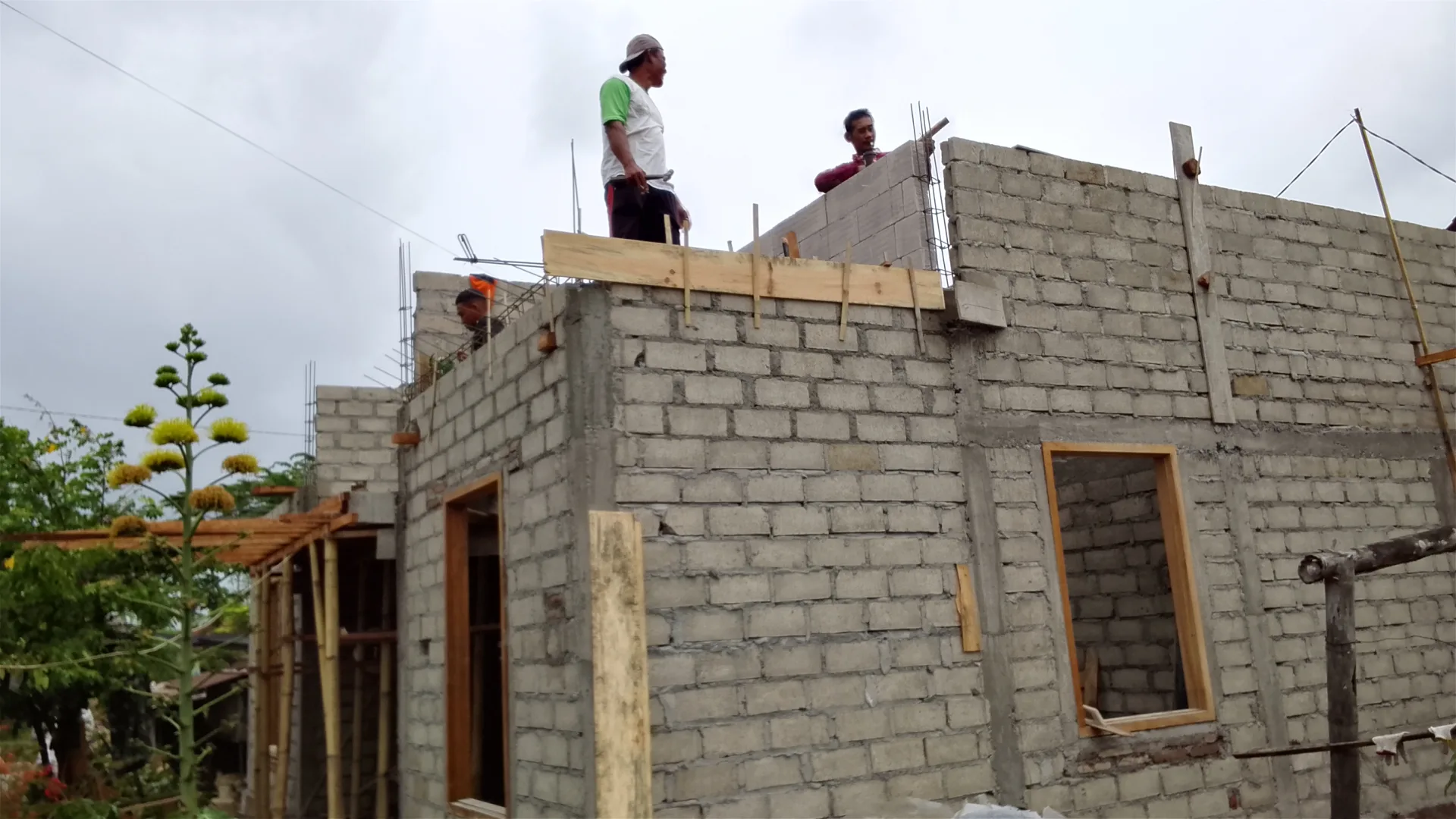 Rehabilitasi Rumah Agus Suwandi di Desa Pojok Campurdarat Masuki Tahap Akhir, Progres Capai 80 Persen