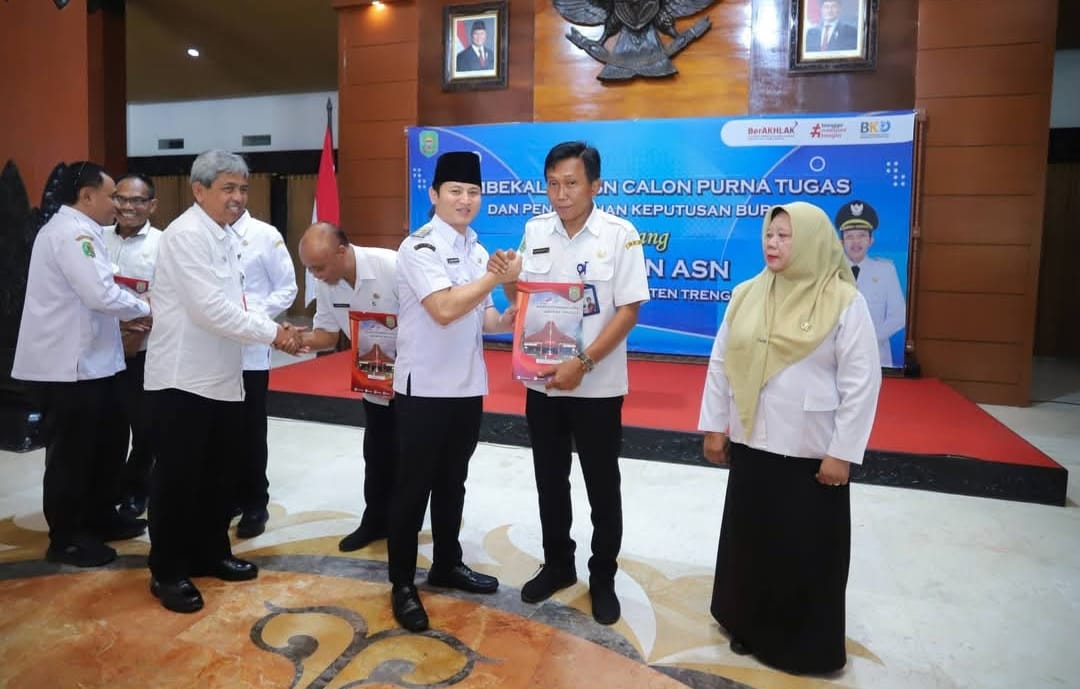 “90 PNS Pemkab Trenggalek Terima SK Pensiun dari Bupati “