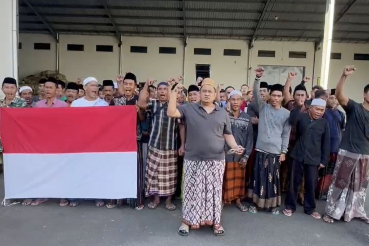 “HaJi Her Bangun Rumah Warga dan Bagikan Uang untuk Siswa dari Program Makan Bergizi Gratis di Bangkalan”