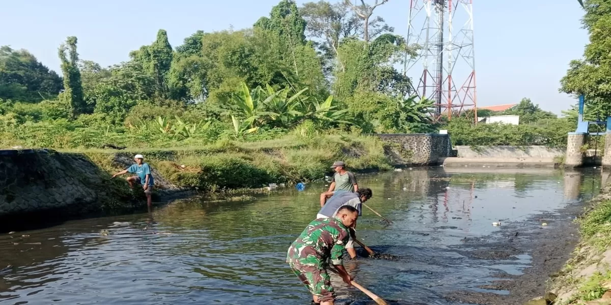 Meningkatkan Ketersediaan Air untuk Pertanian, Babinsa Karangsari Bersama Poktan Margomulyo Bersihkan Saluran Irigasi