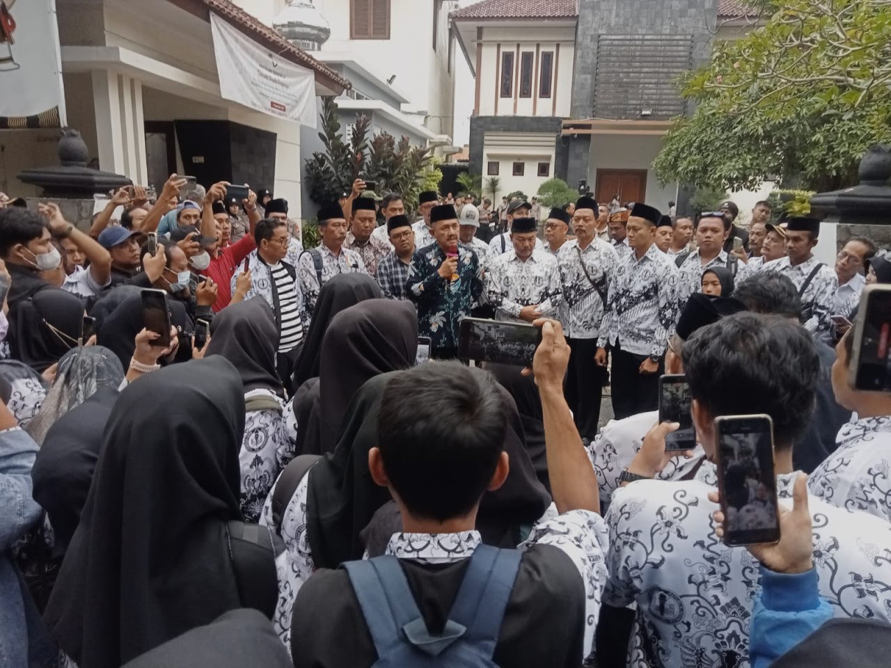 Ratusan Guru PPPK Paruh Waktu Menggelar Doa Bersama di DPRD Tulungagung, Sampaikan Keluhan Gaji Rendah