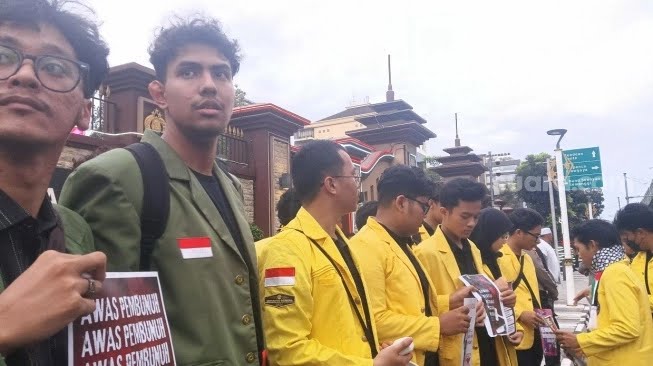 Aliansi Mahasiswa Desak Reformasi Total Polri melalui Aksi Demo di Depan Mabes Polri