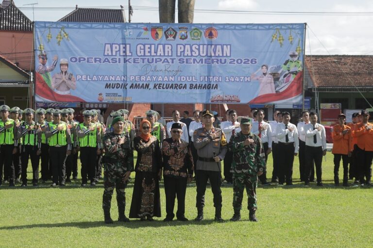 “Upacara Operasi Ketupat Semeru 2026 Digelar di Alun-Alun Kanigoro oleh Polres Blitar”