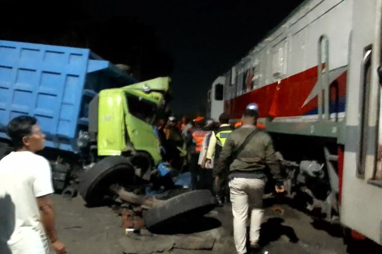Kereta Commuter Line Dhoho Tabrak Truk Pasir di Blitar, Sopir Selamat Setelah Lompat dari Kabin