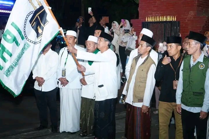 Sekda Edy Soepriyanto Berangkatkan 451 Jamaah Calon Haji Trenggalek, Doakan Menjadi Haji Mabrur