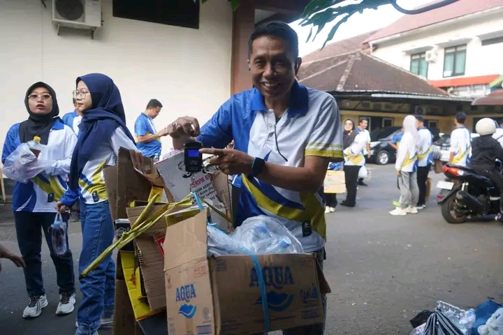 Pegawai Sekretariat Daerah Trenggalek Kompak Bersihkan Lingkungan dalam Peringatan Hari Lingkungan Hidup Sedunia