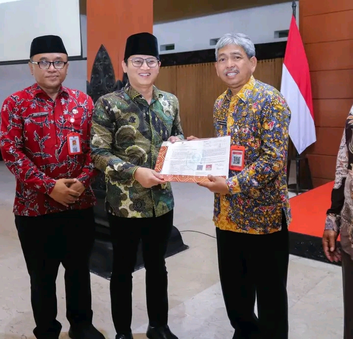 Serahkan SK Pensiun Sekda Edy Soepriyanto, Bupati Trenggalek Kenang Dedikasi dan Kebersamaan Selama Bertugas