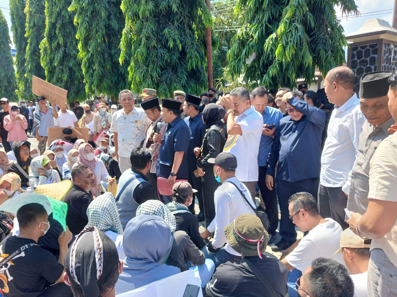 Ribuan Relawan dan Mitra MBG Gelar Aksi Simpatik di DPRD Trenggalek, Dukung Keberlanjutan Program Makan Bergizi Gratis