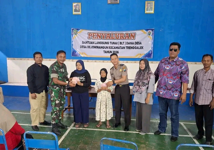TNI-Polri Dampingi Penyaluran BLT bagi Warga Desa Rejowinangun