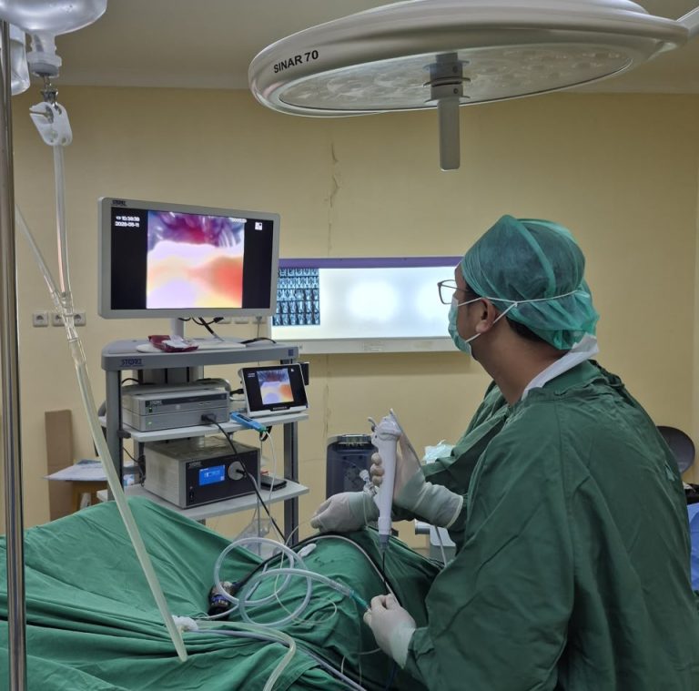 Operasi Batu Saluran Kemih Tanpa Sayatan, Layanan Urologi RSUD Ngudi Waluyo Wlingi Andalkan Teknik Minimal Invasive Surgery