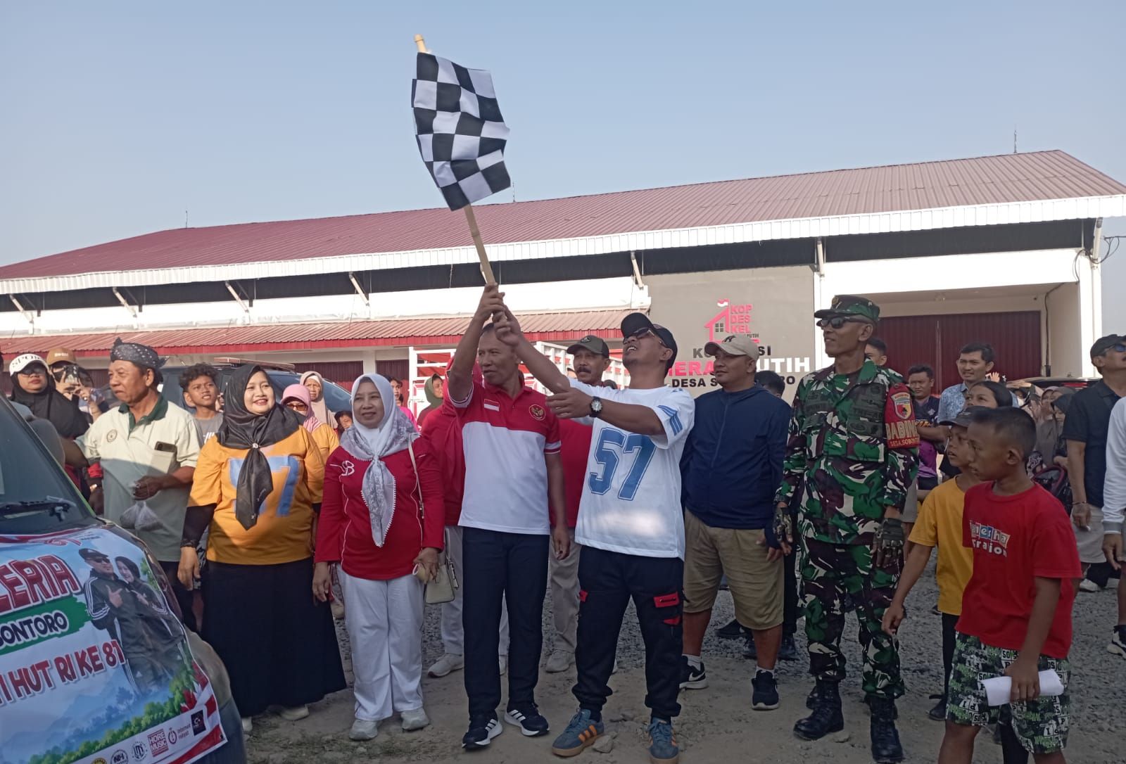 Jalan Sehat Ceria Desa Sobontoro Semarak, Plt Bupati Tulungagung Hadir dan Berangkatkan Peserta