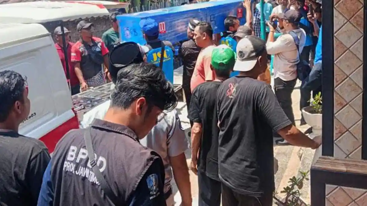 Jenazah Pak Purkam, Sopir Truk Asal Campurdarat Tulungagung Dimakamkan