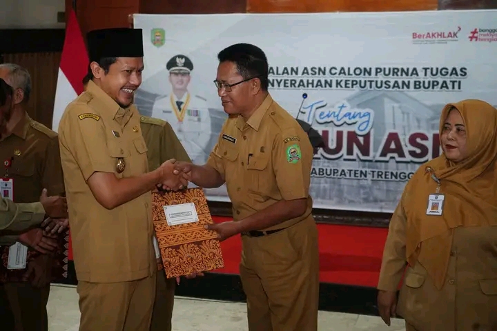 Wabup Syah Serahkan SK Pensiun kepada 66 ASN Trenggalek