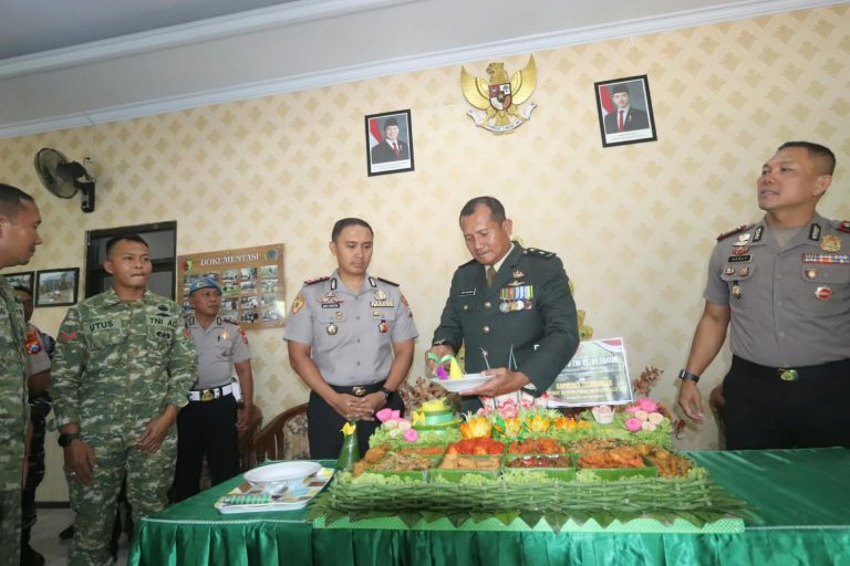 Rayakan HUT ke-81 TNI, Polres Trenggalek Beri Kejutan di Makodim 0806